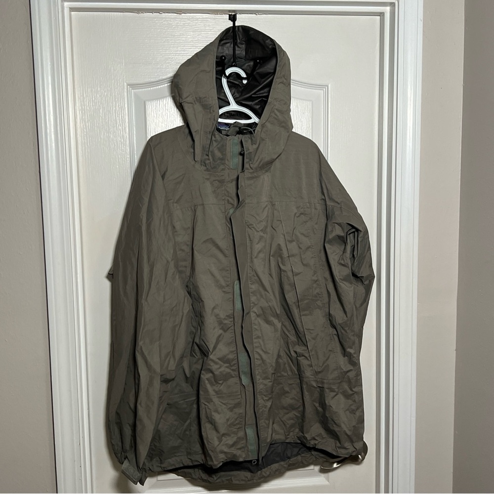 Patagonia Men’s Gortex Jacket, Grey, XL, used